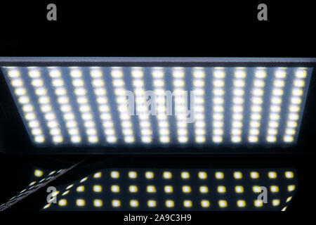 Viele LED-Leuchten mit Zerkratzt Transparent matt Filter abgedeckt reflektieren das Licht auf schwarzen Hintergrund mit Kopie Raum Stockfoto