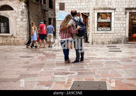 Montenegro, 20, 27, Sept 22, 2019: belebte Straße in der Altstadt von Kotor Stockfoto