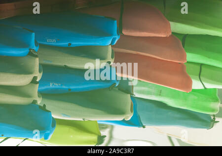 Reflexionen von bunten Kajaks für Marina Oxnard, Kalifornien, Vereinigte Staaten. Stockfoto