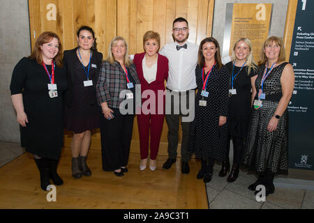 Edinburgh, Großbritannien. 14. November 2019. Im Bild: Nicola Sturgeon MSP - Erster Minister von Schottland und Leiter der Scottish National Party (SNP) abgebildet mit Schülerinnen und Schüler vor dem Schottischen Parlament. Die ganze Welt ist unsere Bühne - Grundschüler nie in Translanguaging verloren. Dieses mehrsprachige Leistung in der Verbrennungen Zimmer im schottischen Parlament (Edinburgh EH9 1SP) am Donnerstag, dem 14. November um 1:15 Uhr. Diese Veranstaltung ist nur auf Einladung möglich. Wir sind besonders dankbar, Herr Stuart McMillan MSP für seine Förderung und Unterstützung. Credit: Colin Fisher/Alamy leben Nachrichten Stockfoto