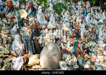 Hunderte von kleinen Statuen, die Götter der verschiedenen Religionen an einem Hügel in einem Coastal Park im Waterfall Bay, Hong Kong sitzen. Stockfoto