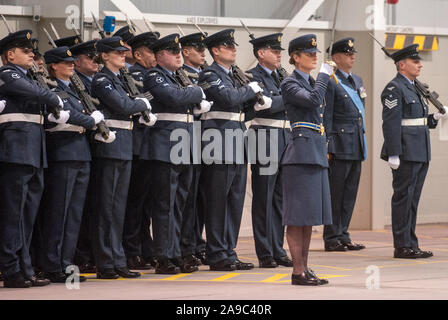 Wing Commander 26jährige Nikki Thomas wird die erste Frau ein RAF-Bomber Squadron. Sie wird 250 Mitarbeiter, darunter 30 obere RAF-Piloten und Waffen Betreiber als Kommandierender Offizier der Nr. 12 Bomber squadron flying Tornado Flugzeug führen. Januar 2015. Stockfoto