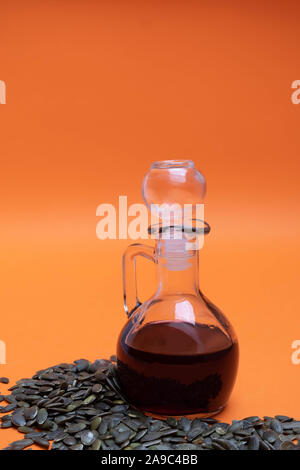 Glas Flasche Kürbiskernöl mit Kürbiskernen Stockfoto