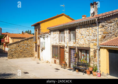 Die Fassaden der Häuser. Villavieja del Lozoya, Provinz Madrid, Spanien. Stockfoto
