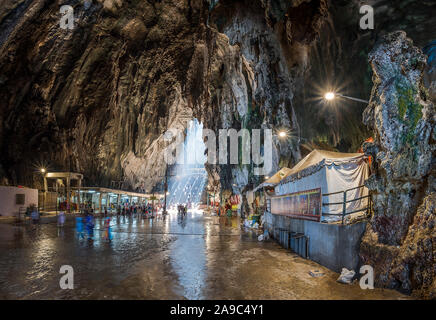 Touristen und Einheimische wandern in hinduistischen Höhlentempel, die Inside Tropfsteinhöhle nach dem Gebet, Malaysia gemacht wird Stockfoto