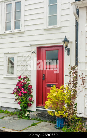 Ziemlich norwegische Cottage mit Blumen auf Ovre Strandgate in der Altstadt von Stavanger, bekannt als Gamle Stavanger Stockfoto