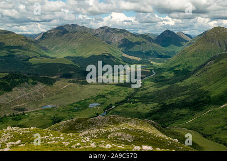 Schottische Highlands" Landschaft im Spätsommer. Blick von der Spitze der Glas nach unten Bheinn Mhor Glen Etive. Stockfoto