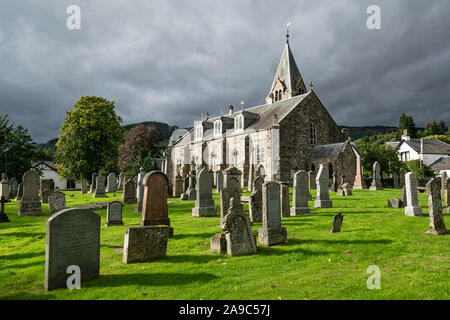 Alte Kirche von Moulin Friedhof in der Nähe von Pitlochry, Schottland mit Sturmwolken über den umliegenden Hügeln. Stockfoto