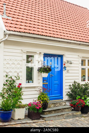 Ziemlich norwegische Cottage mit Blumen auf Ovre Strandgate in der Altstadt von Stavanger, bekannt als Gamle Stavanger Stockfoto