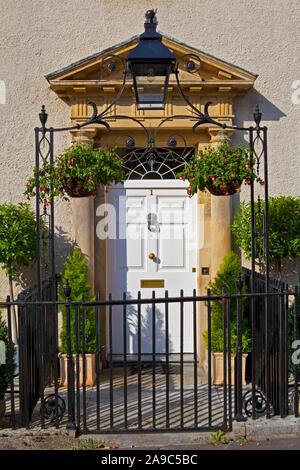 Wells, Großbritannien - 8 August 2013: einen Blick auf die wunderschön dekoriert und elegant aussehende Tür in der Domstadt Brunnen in Somerset, England. Stockfoto