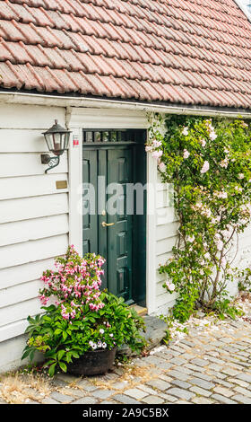 Ziemlich norwegische Cottage mit Blumen auf Ovre Strandgate in der Altstadt von Stavanger, bekannt als Gamle Stavanger Stockfoto