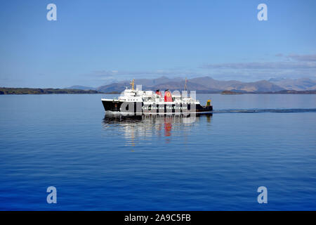 CALMAC Ferry, Isle of Mull Betreten des Sound of Mull, bevor Sie in Craignure, Isle of Mull, anlegen. Ben Nevis und die umliegenden Hügel sind im Hintergrund. Stockfoto