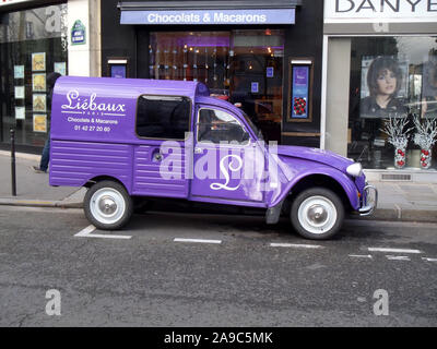 Paris, Frankreich, 17. Dezember 2012: ein Auto vor einem Chocolat und macarons Produktion sie publizieren. Stockfoto
