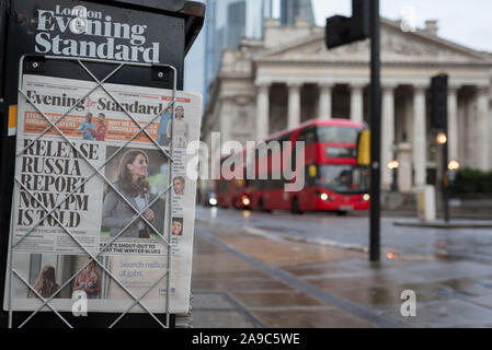 Kopien der London Evening Standard führen mit einer Schlagzeile über umstrittene Minister der Regierung, die die Entscheidung zurück, bis nach der aktuellen allgemeinen Wahlen, die Freilassung einer Bericht über mögliche russische Einmischung in die 2016 EU-Referendums am 12. November 2019, in der City von London, England zu halten. Stockfoto