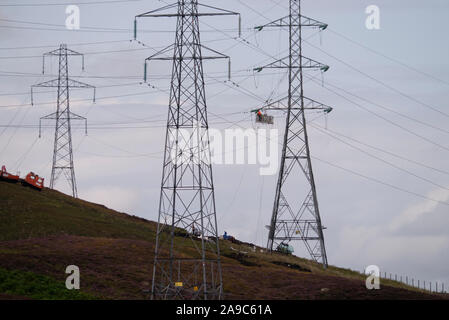 Ingenieure arbeiten an Freileitungen und Masten in Sutherland Schottland Großbritannien Stockfoto