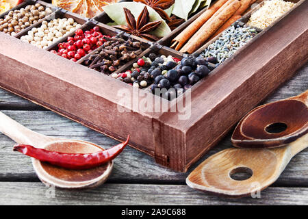 Verschiedene Gewürze im Holzkasten Nahaufnahme Stockfoto