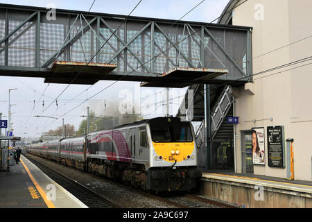 Ein Unternehmen Rail Zug am Bahnhof Clontarf Road, Dublin, Republik von Irland Stockfoto