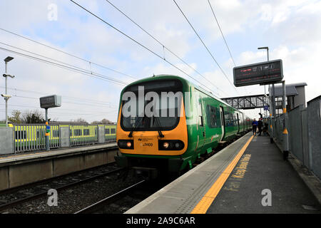 Ein Irish Rail Zug am Bahnhof Clontarf Road, Dublin, Republik von Irland Stockfoto