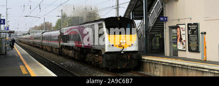 Ein Unternehmen Rail Zug am Bahnhof Clontarf Road, Dublin, Republik von Irland Stockfoto