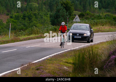 Weibliche Radfahrer reiten auf einem Hügel in Sutherland Schottland Großbritannien Stockfoto