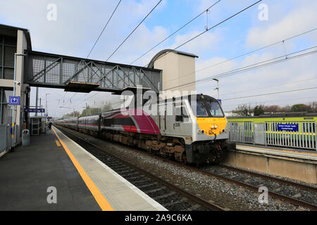 Ein Unternehmen Rail Zug am Bahnhof Clontarf Road, Dublin, Republik von Irland Stockfoto