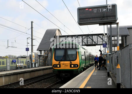 Ein Irish Rail Zug am Bahnhof Clontarf Road, Dublin, Republik von Irland Stockfoto