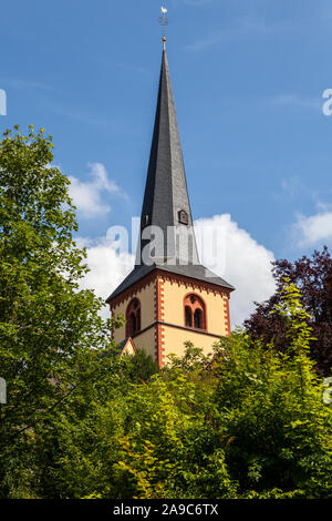 Die schöne Fassade der Kirche St. Martin in der malerischen Altstadt von Linz am Rhein in Deutschland. Stockfoto