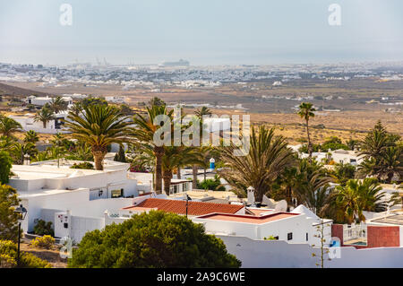 Typisches kanarisches Dorf oder Stadt mit weißen Häusern und der vulkanischen Landschaft, Nazaret, Insel Lanzarote, Kanarische Inseln, Spanien Stockfoto