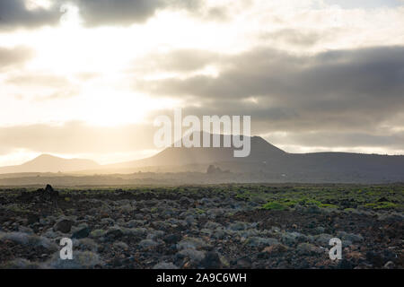 Schöne Berglandschaft mit Vulkanen bei Sonnenuntergang in den Nationalpark Timanfaya auf Lanzarote, Kanarische Inseln Stockfoto