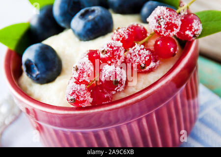 Grießbrei und frischen Beeren Nahaufnahme Stockfoto