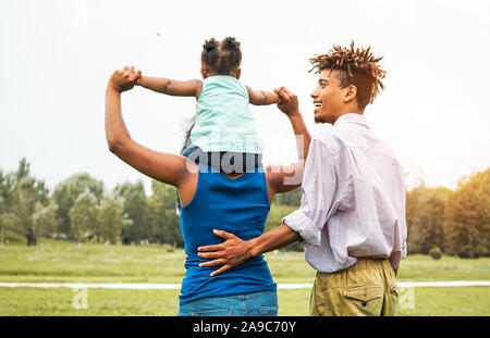 Happy afrikanischen Familie Spaß zusammen in den öffentlichen Park - Mutter, Vater und Tochter in sonniger Tag am Wochenende im Freien Stockfoto