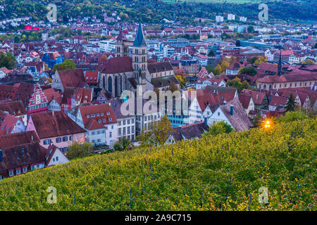 Deutschland, Luftaufnahme über Skyline der mittelalterlichen Stadt Esslingen am Neckar über Dächer, Häuser, St. Dionysius Kirche mit Brücke und Straßen in Abend s Stockfoto