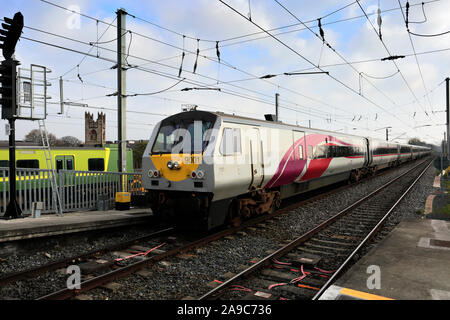 Ein Unternehmen Rail Zug am Bahnhof Clontarf Road, Dublin, Republik von Irland Stockfoto