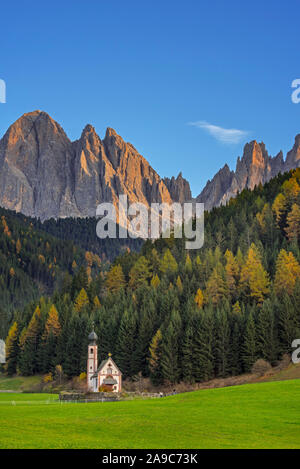 Ranui der Kirche von San Giovanni/St. John/Sankt Johan vor der Geislerspitzen im Herbst, Val di Villnöss Tal, Dolomiten, Südtirol, Italien Stockfoto