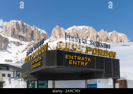 Seilbahn-Station am Pordoijoch (2,240 m), führt zu Sass Pordoi (2.950 m), Sella Gruppe, Dolomiten, Italien Stockfoto
