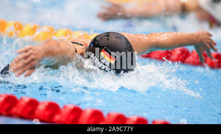 Berlin, Deutschland. 14 Nov, 2019. Schwimmen / Short Course: Deutsche Meisterschaft, ein - Finale 200m Schmetterling Frauen im Schwimmen und springen Halle im Europa-Sportpark. Franziska Hentke vom SC Magdeburg schwimmt zum Sieg. Credit: Andreas Gora/dpa/Alamy leben Nachrichten Stockfoto