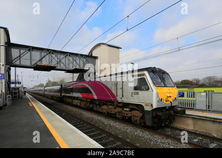 Ein Unternehmen Rail Zug am Bahnhof Clontarf Road, Dublin, Republik von Irland Stockfoto