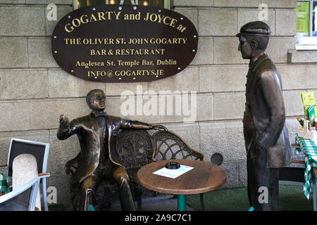 Anzeigen von Bars und Restaurants in der Temple Bar Gegend der Stadt Dublin, Republik von Irland Stockfoto