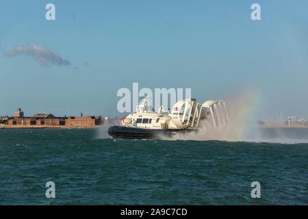 Hovertravel's Island Flyer Rubrik für Ryde auf der Isle of Wight von Portsmouth. Griffon 12000 TD Reiten auf einem Luftkissen über den Solent. Stockfoto