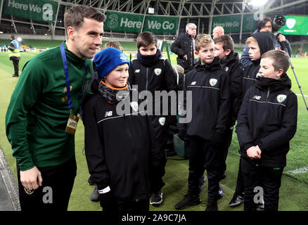 Republik Irland Seamus Coleman (links) besitzen für Fotografien mit der Offizielle Ball Jungen vor der Internationalen freundlich im Aviva Stadium, Dublin. Stockfoto