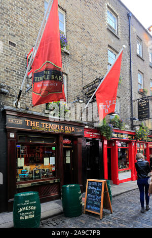 Anzeigen von Bars und Restaurants in der Temple Bar Gegend der Stadt Dublin, Republik von Irland Stockfoto