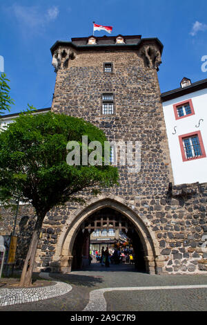 Linz am Rhein, Deutschland - 9 August 2012: Ein Blick auf das rheintor - die Stadt Gate Tower in der malerischen Altstadt von Linz am Rhein in Deutschland. Stockfoto