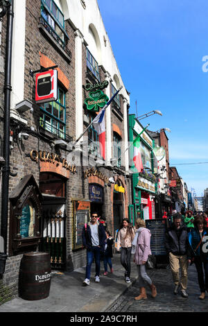 Anzeigen von Bars und Restaurants in der Temple Bar Gegend der Stadt Dublin, Republik von Irland Stockfoto