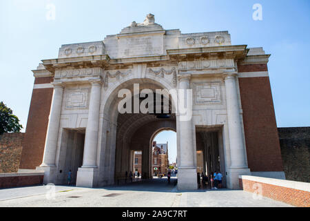 Ypern, Belgien - 10. August 2012: Ansicht des Menentor War Memorial - für britische und Commonwealth Soldaten im Ypernbogens getötet Stockfoto