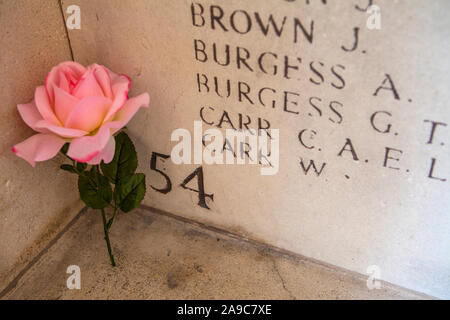 Ypern, Belgien - 10. August 2012: Die Namen der Britische und Commonwealth Soldaten im Ypernbogens während des Zweiten Weltkrieges getötet I und deren Gräber sind Stockfoto