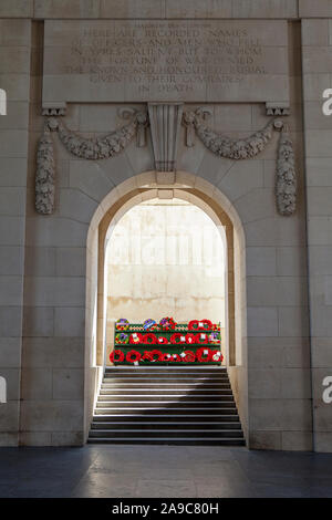 Ypern, Belgien - 10. August 2012: Innerhalb der historischen Menin Gate - das Kriegerdenkmal für britische und Commonwealth Soldaten, die in Ypern du getötet wurden. Stockfoto