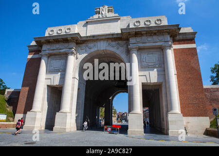 Ypern, Belgien - 10. August 2012: Ansicht des Menentor in Ypern, Belgien. Es ist ein Krieg Denkmal für britische und Commonwealth Soldaten getötet Stockfoto