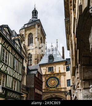 Rouen, Seine-Maritime/Frankreich - 12. August 2019: Der berühmte Gros Horloge oder Große Uhr astronomische Uhr in Rouen in der Normandie Stockfoto