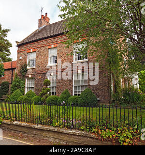 Große Familie zu Hause in Thornton-le-Dale North Yorkshire Stockfoto