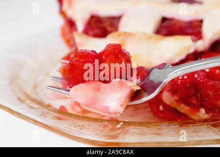 Köstliche Gerichte mit hausgemachten Kirschkuchen auf einem silbernen Gabel. Das Stück der Torte ist auf einem antiken Teller serviert. Stockfoto